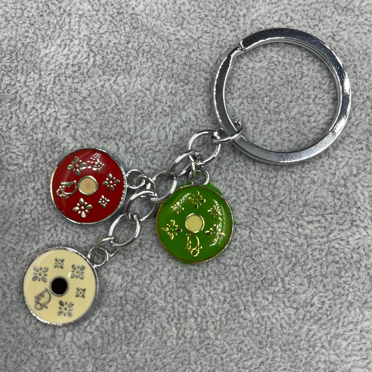 Брелок металевий сріблястого кольору різнобарвний із візерунками та написами покритий кольоровою емаллю довжина 9,5 см - фото 1 - id-p1697858978