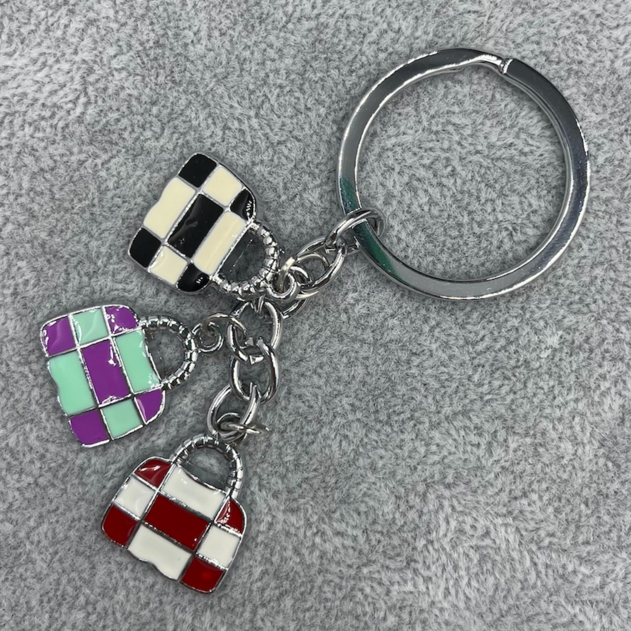 Брелок металевого сріблястого кольору різнобарвні сумочки в клітинку покритий кольоровою емаллю довжина 9 см - фото 1 - id-p1697862610
