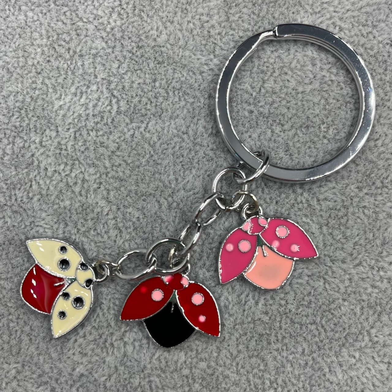 Брелок металевого сріблястого кольору різнобарвні сонечко покритий кольоровою емаллю довжина 8,5 см - фото 1 - id-p1697863745