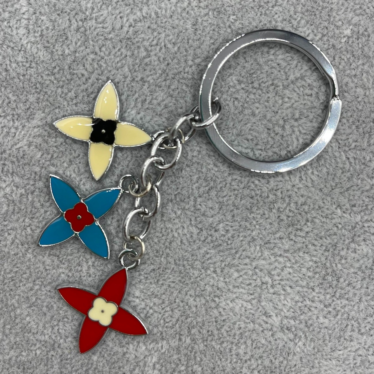 Брелок металевого сріблястого кольору різнобарвні бумеранги покритий кольоровою емаллю довжина 8,5 см - фото 1 - id-p1697864648