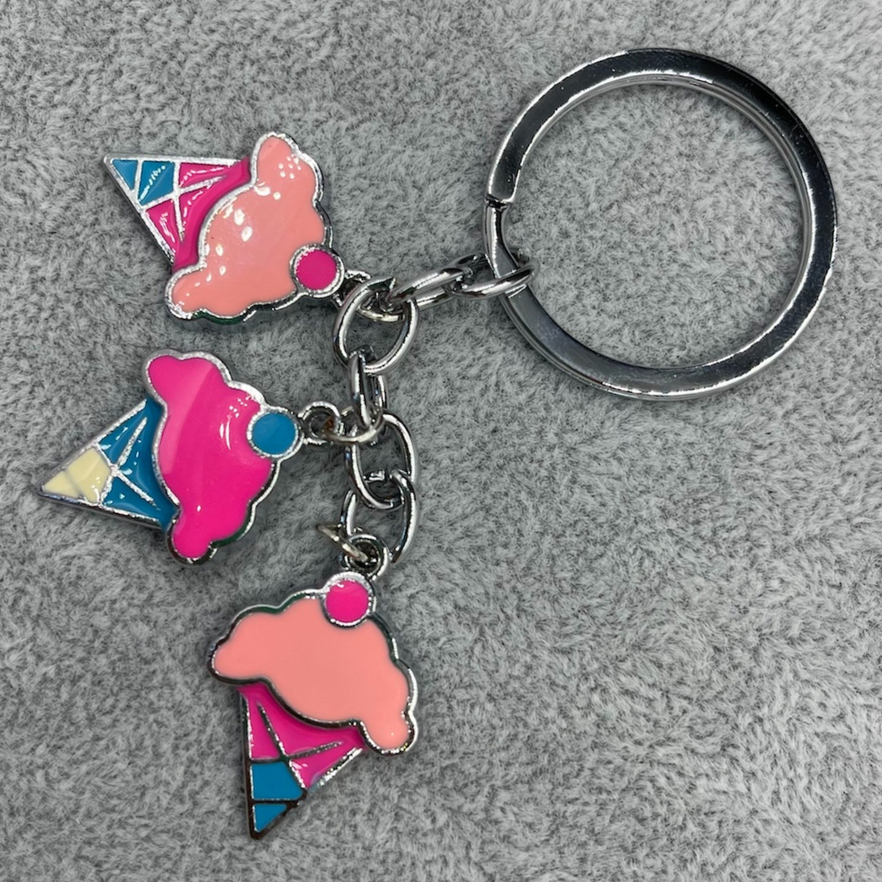 Брелок металевий сріблястого кольору різнобарвне морозиво покритий кольоровою емаллю завдовжки 9,5 см - фото 1 - id-p1697866186