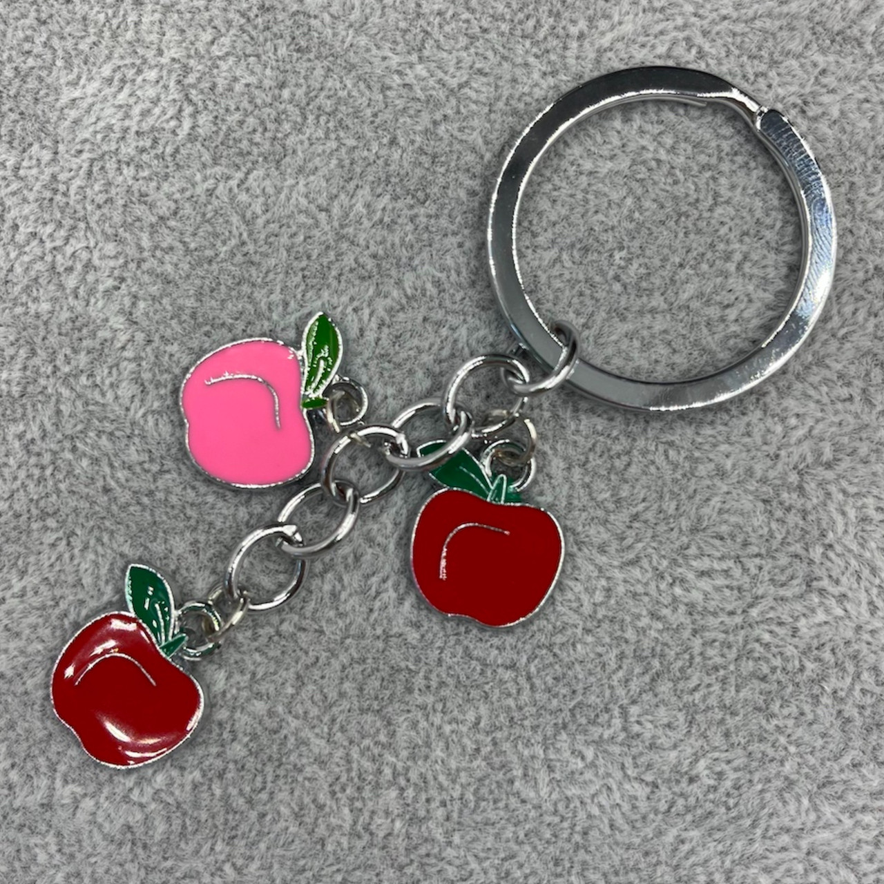 Брелок металевий сріблястого кольору різнобарвні яблучка покритий кольоровою емаллю довжина 8,5 см - фото 1 - id-p1697867350