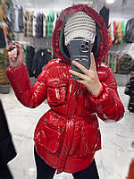 Женская куртка красная с капюшоном из ткани монклер