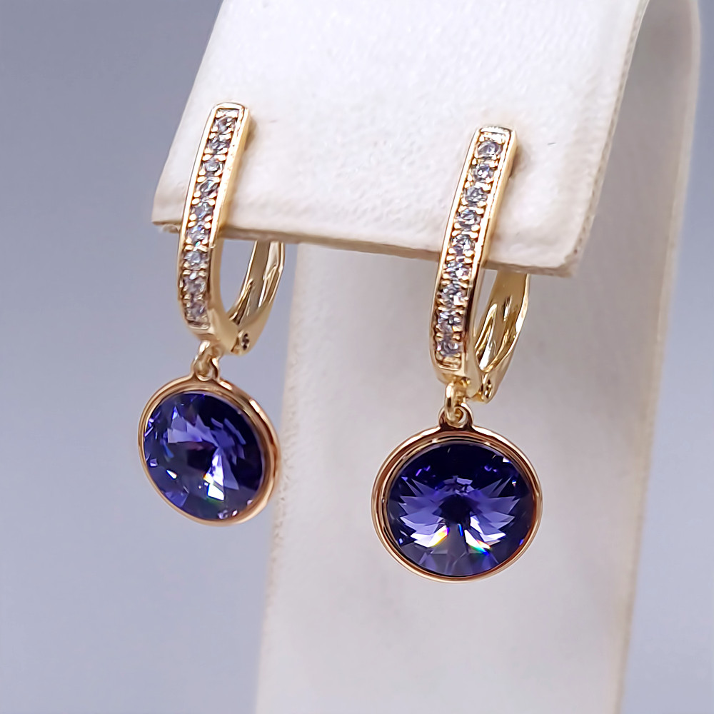 Сережки XР. Позолота 18К. Камені: Swarovski фіолетового кольору та циркон. Довжина: 25 мм. Ширина: 10 мм.