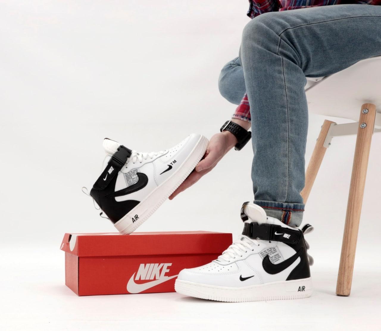 Жіночі та чоловічі зимові кросівки Nike Air Force Winter Mid White Black (Білі з чорним) Взуття Найк Аір Форс Високі хутро унісекс