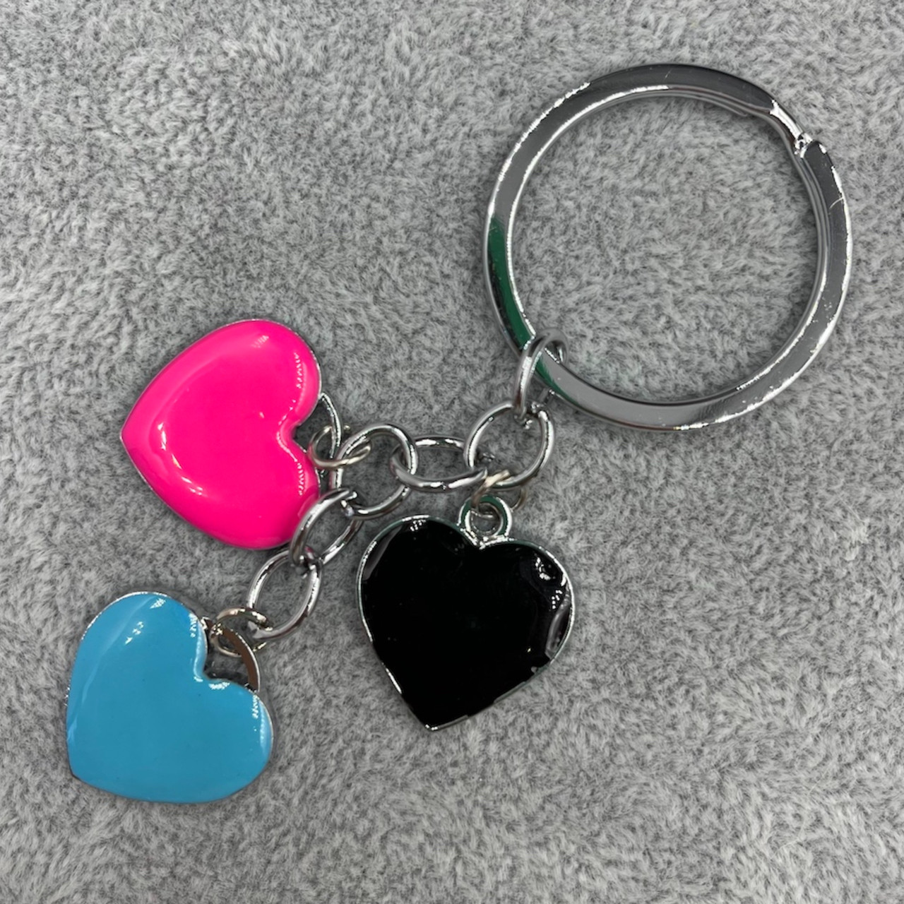 Брелок металевого сріблястого кольору різнобарвні серця покритий кольоровою емаллю довжина 8,5 см - фото 1 - id-p1699146668