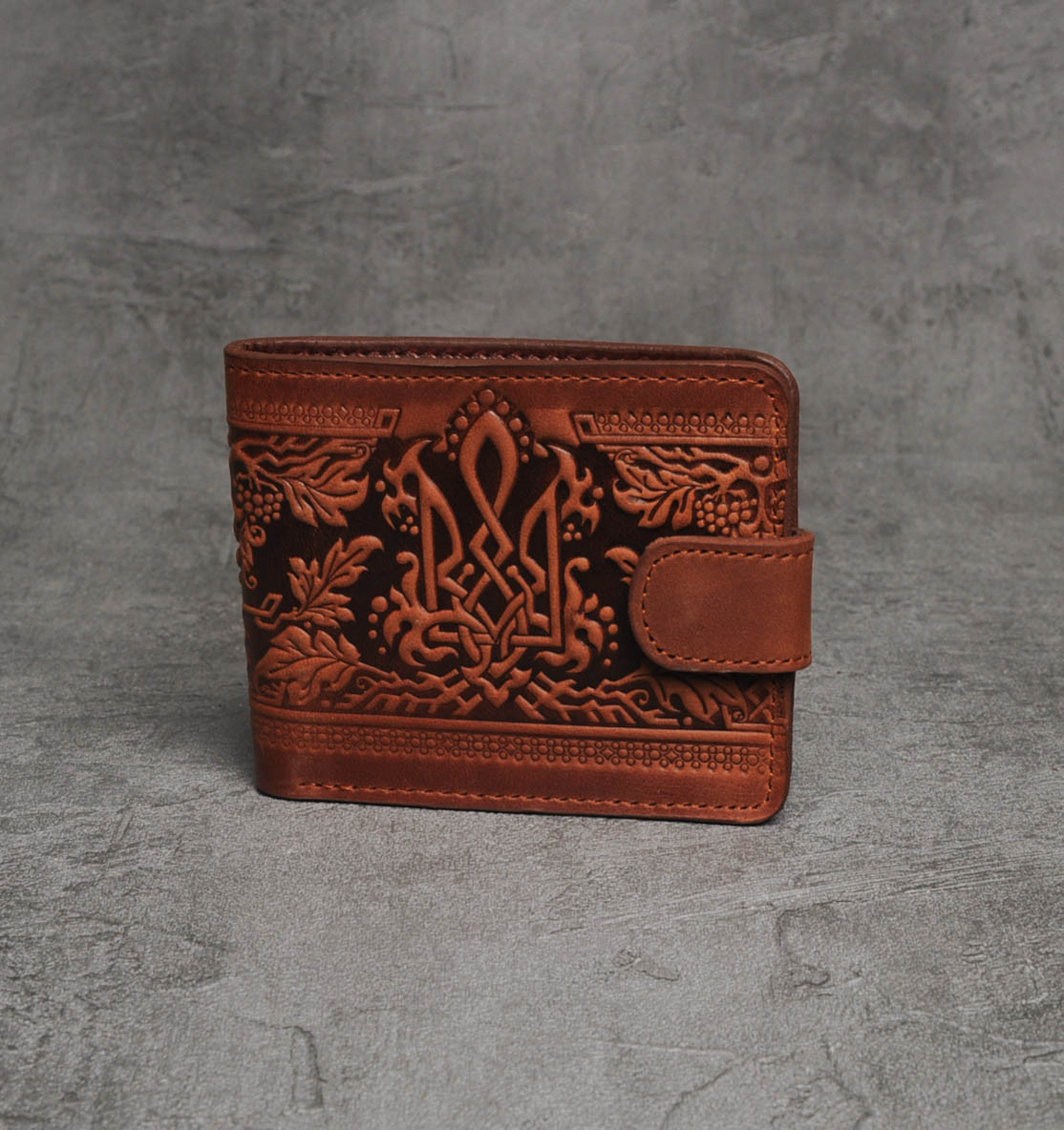 Гаманець із натуральної шкіри "Тризуб", тиснений орнамент, коричневого кольору, 11х9 см, фото 1