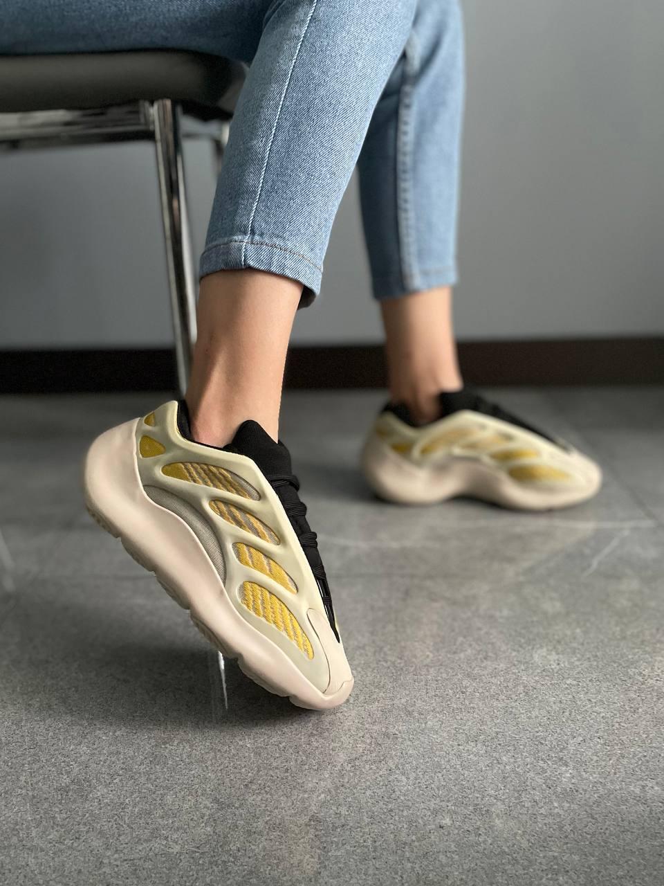 Жіночі кросівки Adidas Yeezy Boost 700 V3 Safflower Кеди Адідас ізі Буст 700 бежові з жовтим