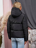 Куртка жіноча коротка з капюшоном дута осінньо-весняна — 009 чорний колір, фото 2