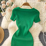 Обтисле мініплаття з коротким рукавом і V-подібним вирізом Трикотажне жіноче плаття в рубчик (беж), фото 7