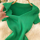 Обтисле мініплаття з коротким рукавом і V-подібним вирізом Трикотажне жіноче плаття в рубчик (беж), фото 6