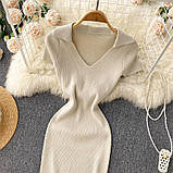 Обтисле мініплаття з коротким рукавом і V-подібним вирізом Трикотажне жіноче плаття в рубчик (беж), фото 2