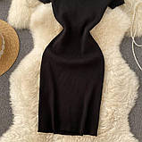 Обтисле мініплаття з коротким рукавом і V-подібним вирізом Трикотажне жіноче плаття в рубчик (беж), фото 4