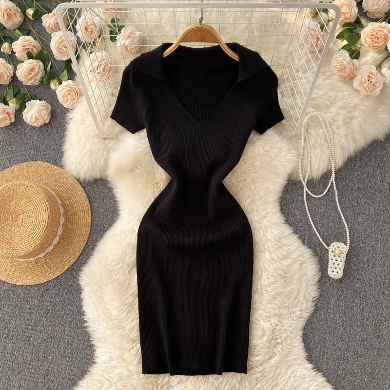 Обтисле мініплаття з коротким рукавом і V-подібним вирізом Трикотажне жіноче плаття в рубчик (чорний)