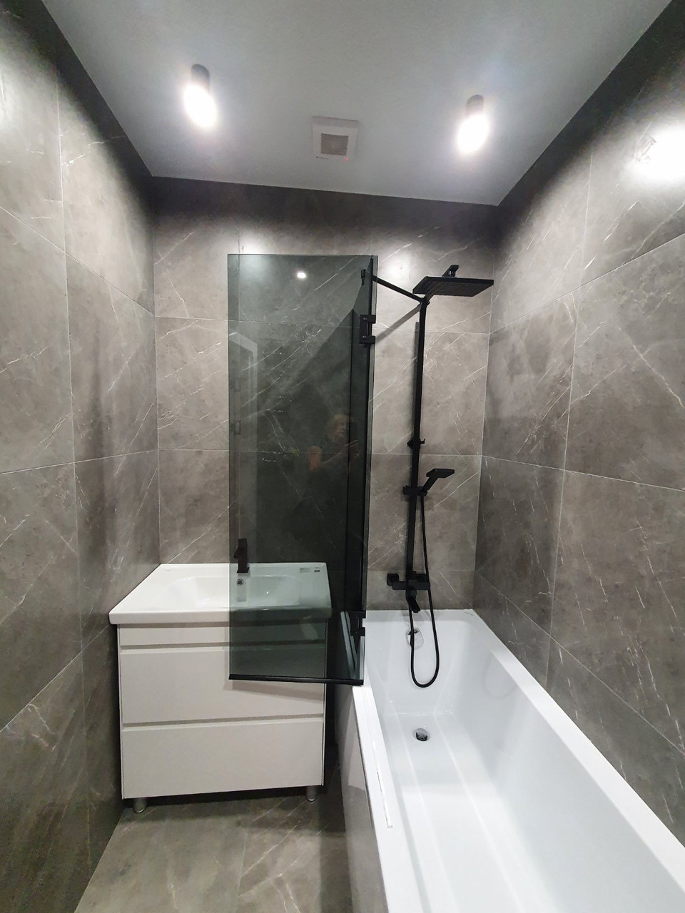Стеклянная шторка на ванну распашная PATRICIA LOFT (Патрисиа Лофт) открытие 90* с черной фурнитурой графит - фото 1 - id-p1613370923