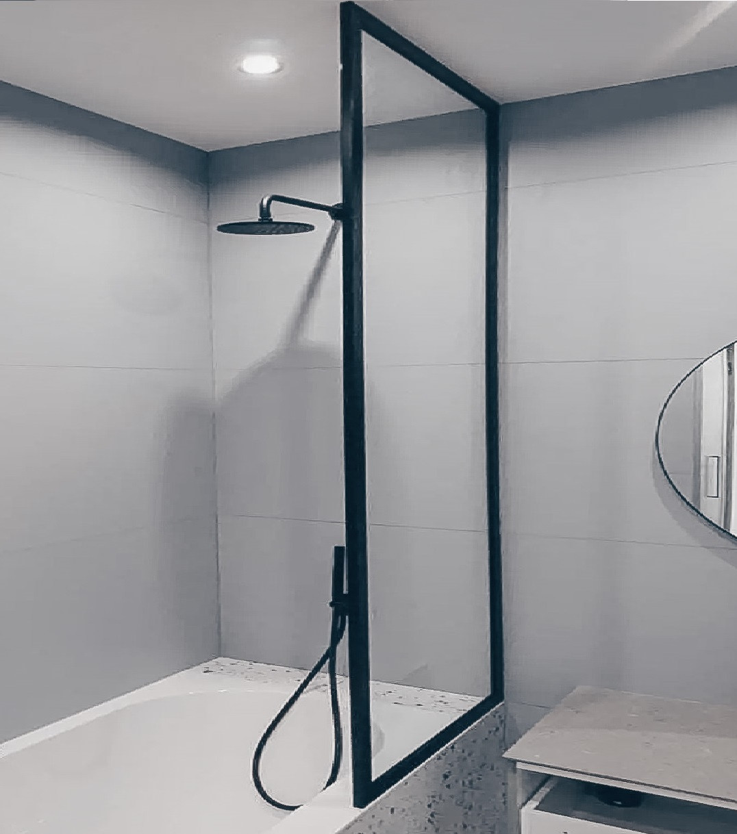 Шторка на ванну стеклянная до потолка FEDERICA LOFT (Федерика Лофт) с черным профилем прозрачная - фото 2 - id-p1613322454