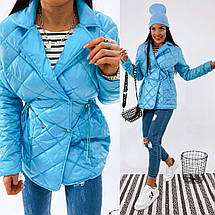 Демісезонна жіноча коротка куртка прямого крою із затяжками на талії з плащової тканини на силіконі норма і батал, фото 3