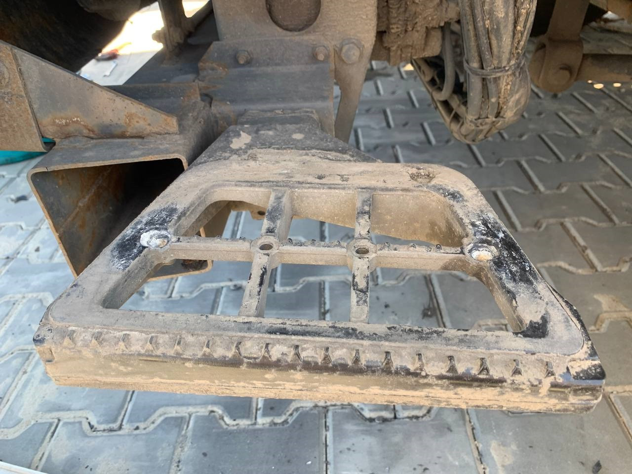 Кронштейн сходинки нижньої L (мильниці)  б/в DAF XF105 (1641630) оригінал, 290х30х280 мм