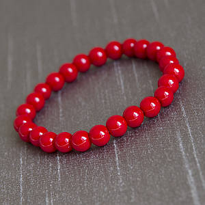 Браслет жіночий із круглих намистин червоного кольору корал на гумці 26 намистин діаметр намистин 7 мм
