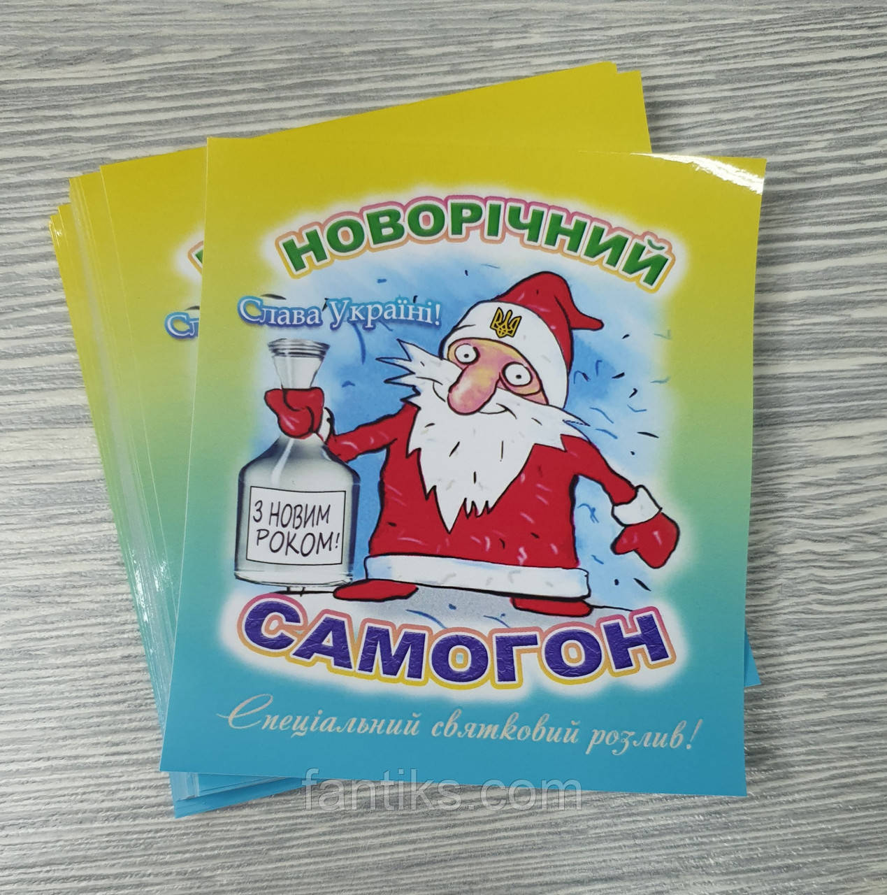 Наклейка-етикетка на пляшку "Новорічний самогон" - 8х9 см (самоклейка з глянцевим покриттям), фото 1