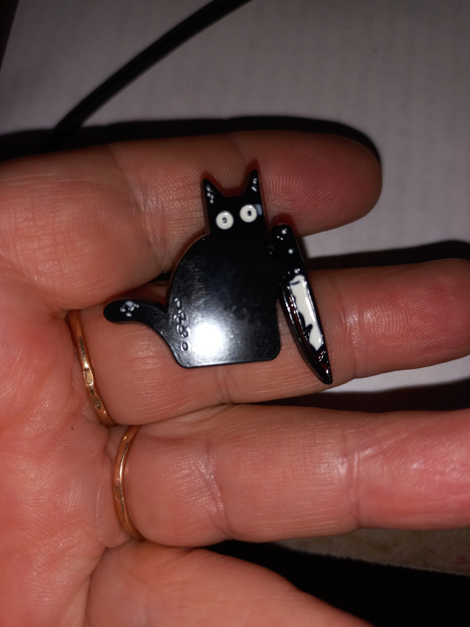 Брошь брошка пин значок черный кот кошка и нож металл эмаль большие глаза сидит - фото 3 - id-p1685036308