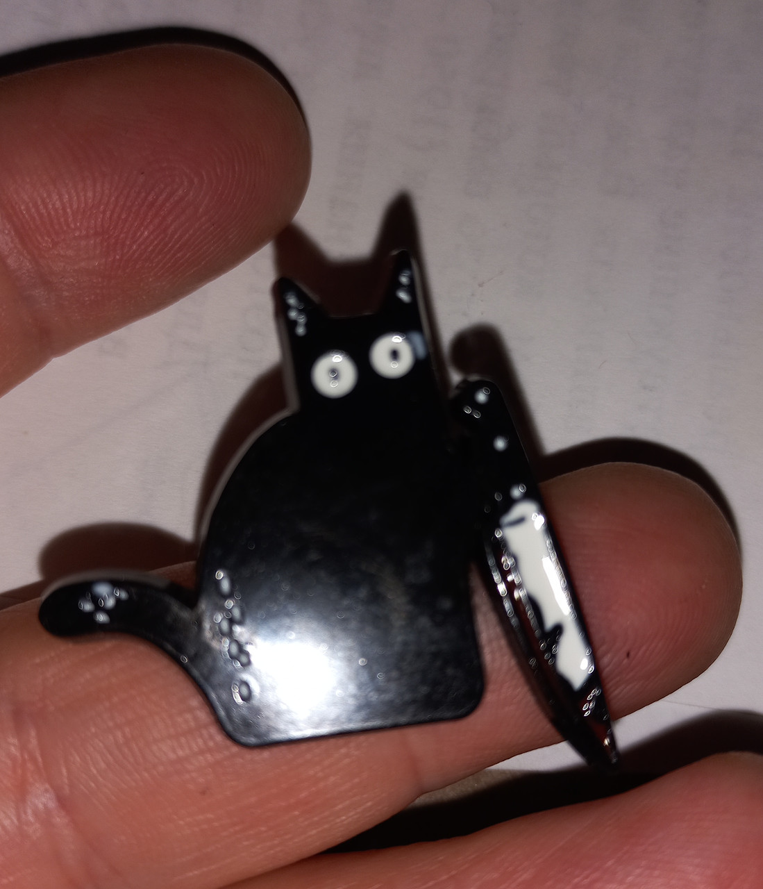 Брошь брошка пин значок черный кот кошка и нож металл эмаль большие глаза сидит - фото 1 - id-p1685036308