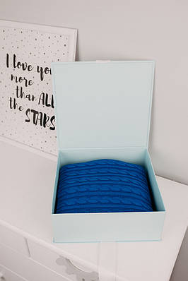 Подарунок дитячий в'язанний плед з мериносом 98х120 см синій ультрамарин  у подарунковій коробці