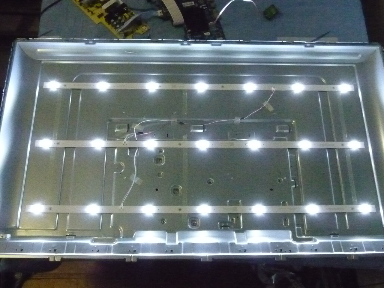 Світлодіодні LED-лінійки LB-C430U18-E6C-L-G01-XRD1 від LЕD TV Bravis UHD-43G6000 Smart+T2 Black (Б/В), фото 1