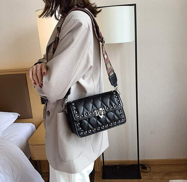 Жіноча сумка стьобана фактура на 3 відділи з широким ремінцем А04-1854 Чорна, фото 1