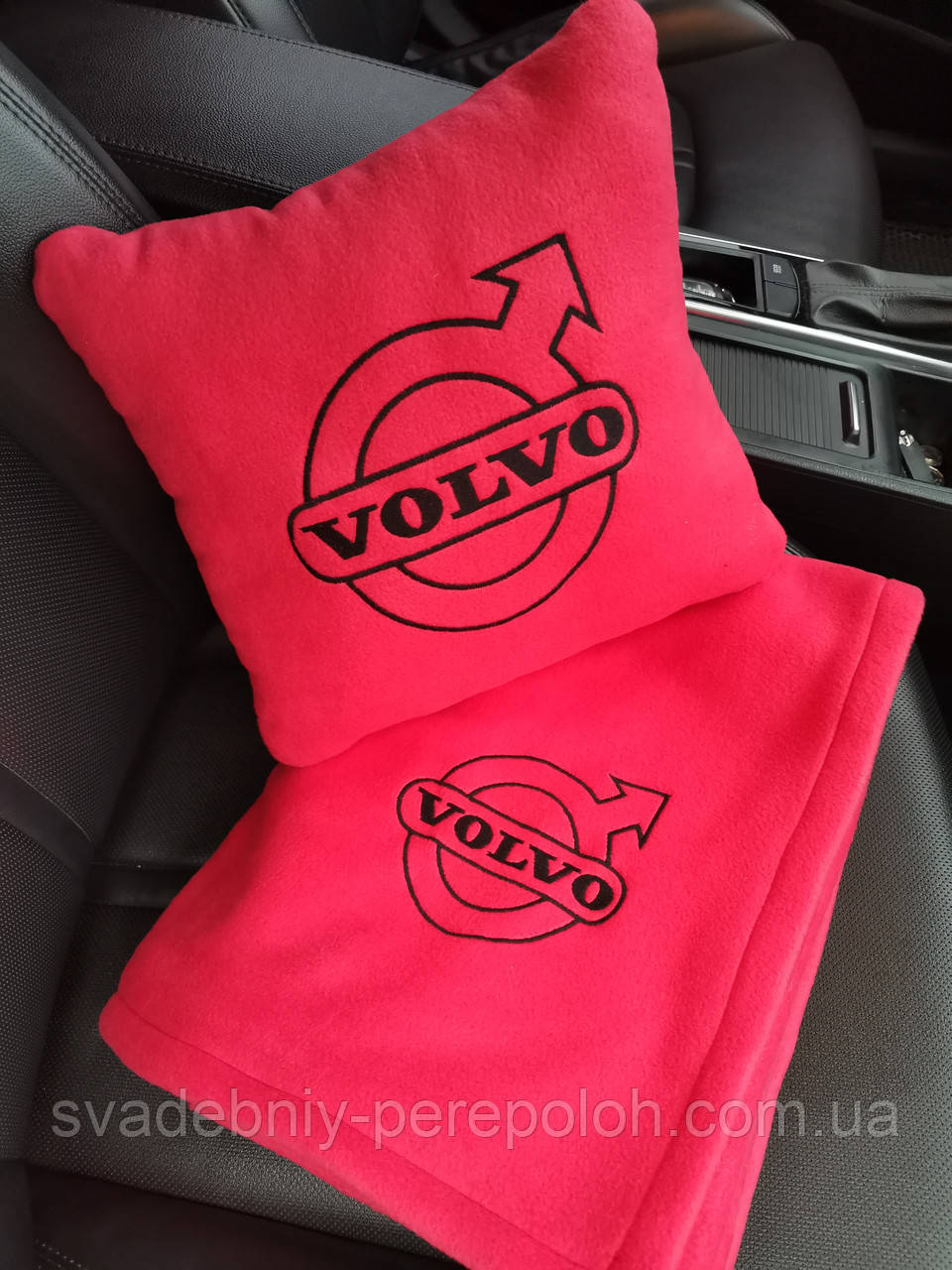 Плед і подушка в авто з логотипом "VOLVO" колір флісу червоний - фото 4 - id-p1702572974