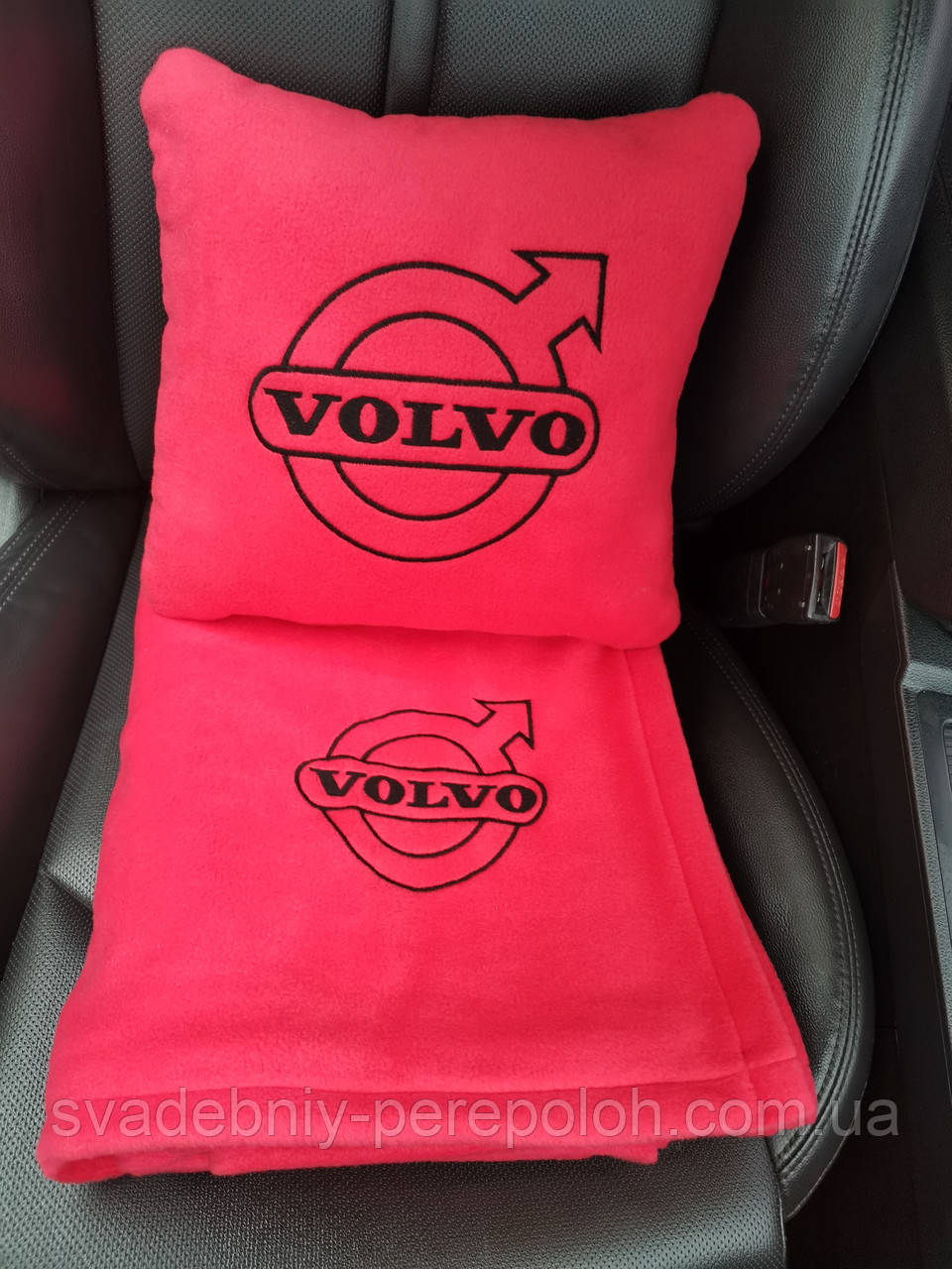 Плед і подушка в авто з логотипом "VOLVO" колір флісу червоний - фото 5 - id-p1702572974