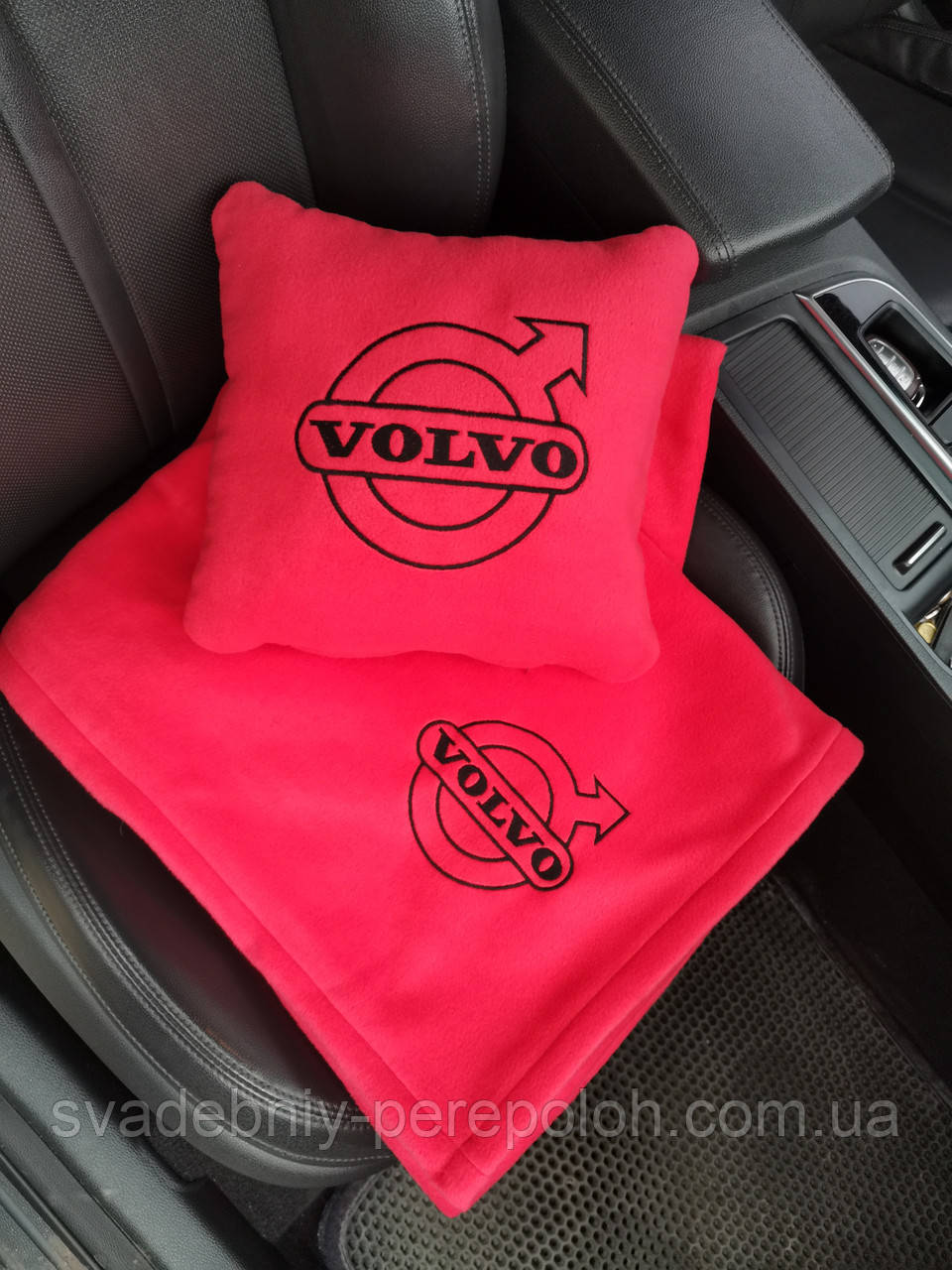 Плед і подушка в авто з логотипом "VOLVO" колір флісу червоний - фото 1 - id-p1702572974