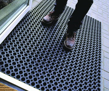 Килимок 120*80*2.5 см гумовий сота брудозахисний чорний 18 кг HARD (К37)