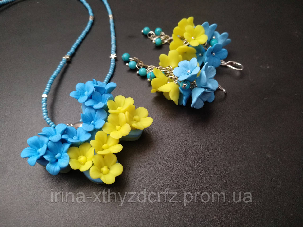 Жовто-блакитний кулон і сережки в українському стилі з жовто-блакитними квітами з полімерної глини