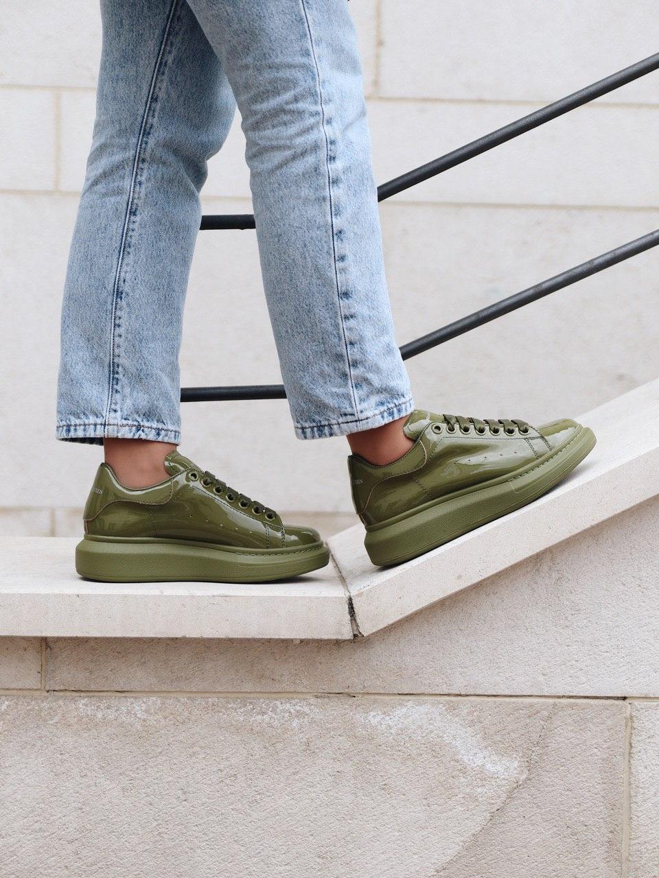 Кросівки жіночі оливкові Alexander McQueen Olive Patent (03489)