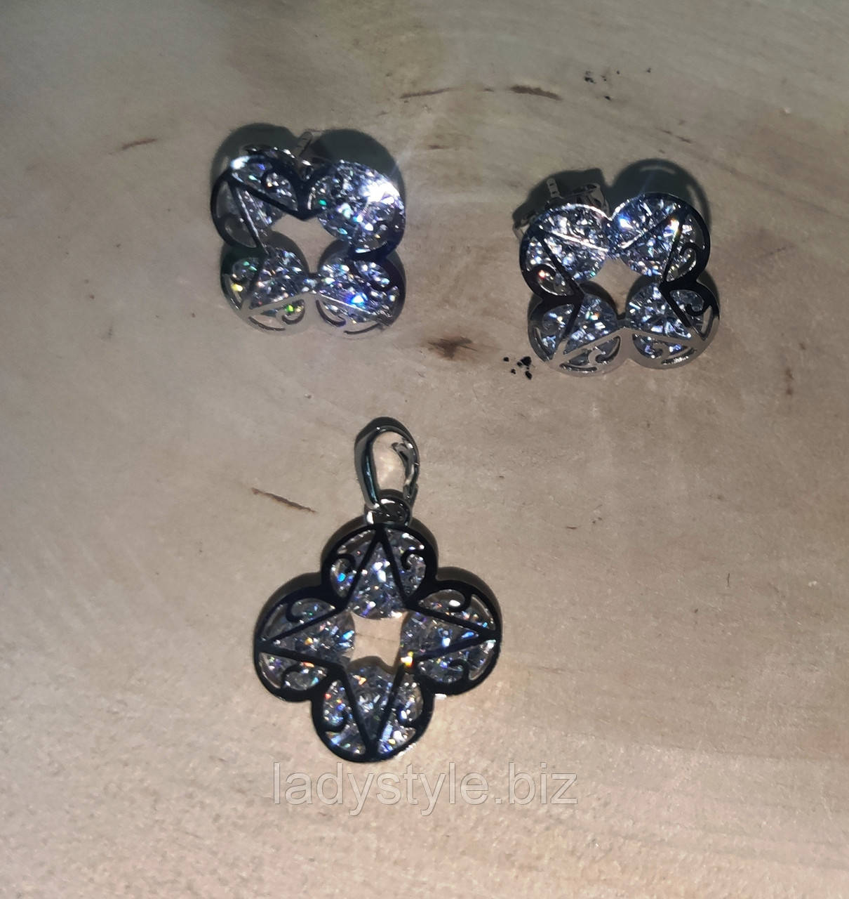 Сріблястий набір: сережки-цвяшки та кулончик із білими фіанітами, фото 1