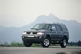 Молдинг лобового скла Mitsubishi Pajero Sport I '97-08 (SEKURIT)