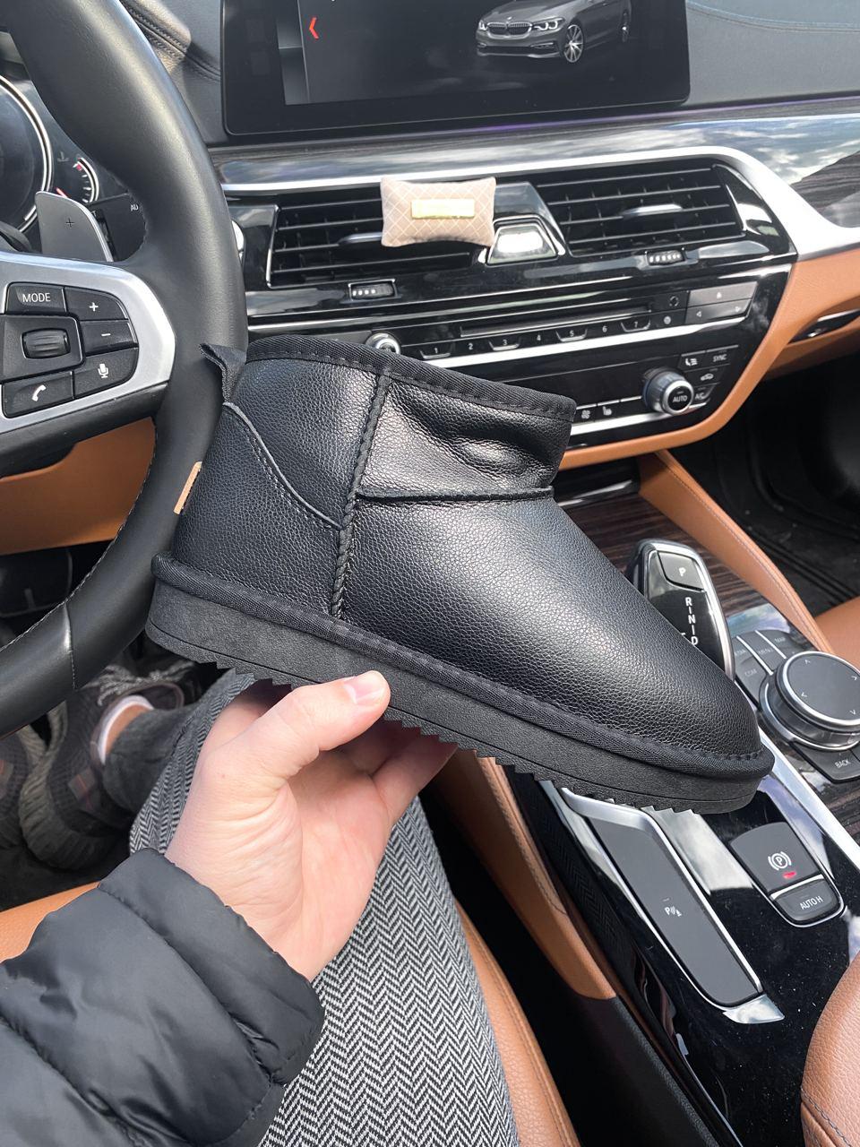 Уги жіночі UGG Ultra Mini Black чорні мінікороткі шкіряні на хутрі стильні