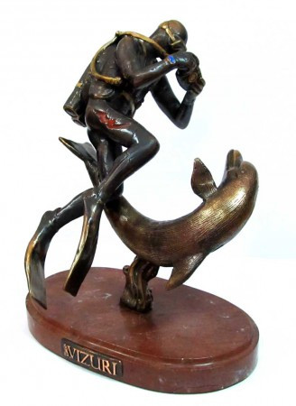 Серія "Хоббі" Бронзова статуетка "Дайвер з дельфіном", h-20 cm, d-15 cm, Бронза, холодна емаль, мармур