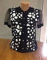 Футболка жіноча ошатна Leo Guy чорна в білі квіти на ґудзиках