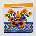 Паковання для подарунків, герб України в соняшниках, 16х16х10 см