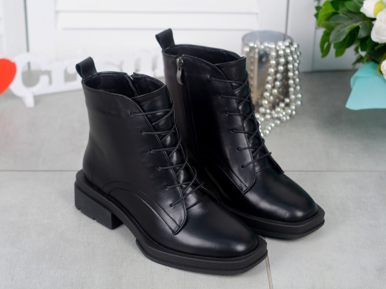 Зимові шкіряні черевики жіночі чорні на шнурівці відмінної якості