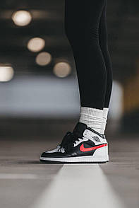 Кросівки жіночі чорно-білі Nike Air Jordan 1 Mid (06035)