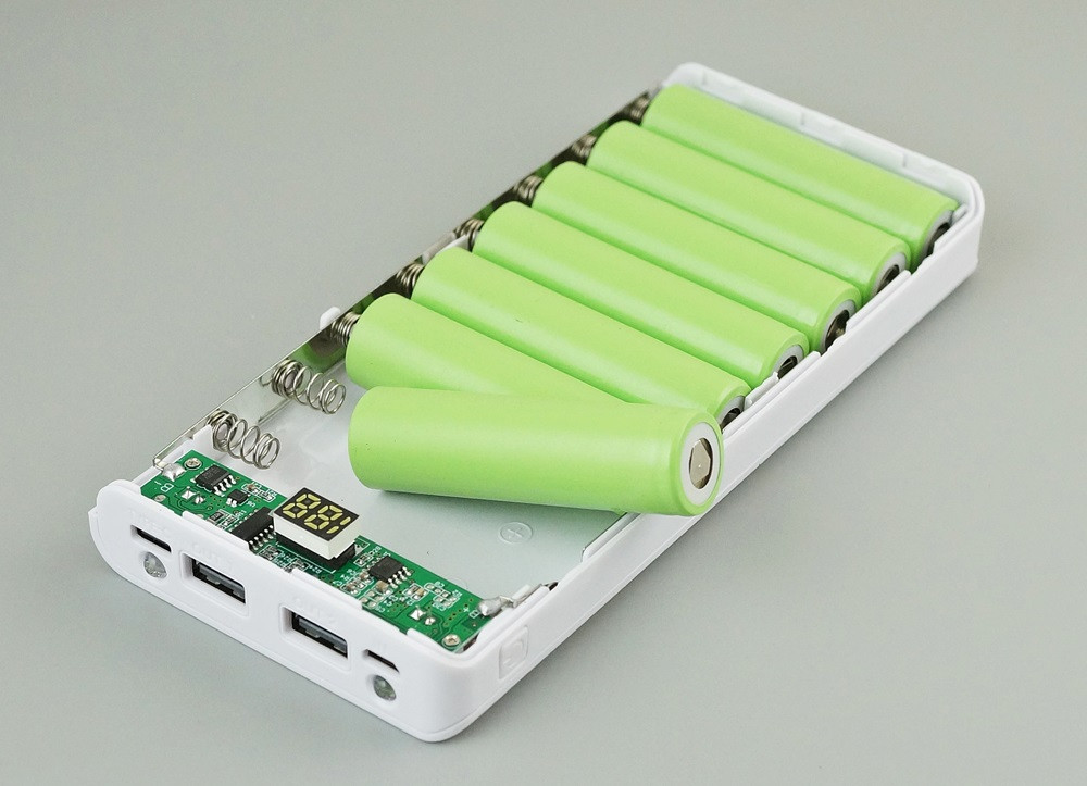 Зовнішній акумулятор Power Bank 24000 mAh — портативний пристрій із двома виходами USB Білий