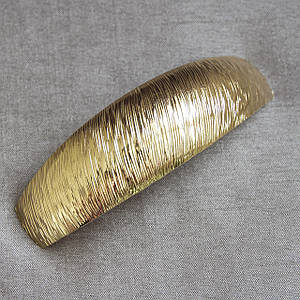 Шпилька автомат для волосся металева класична золотистого кольору з візерунками мінімалізм розмір 9х2,5 см