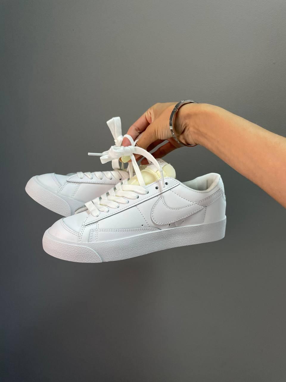 White nike blazer low hotsell
