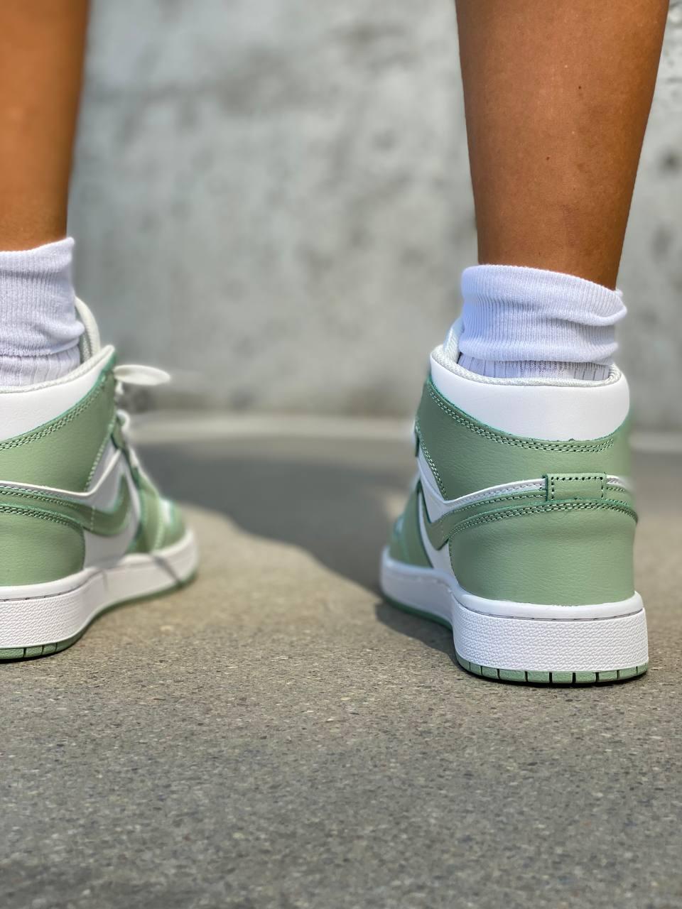 Air jordan 1 mid green and white 2025