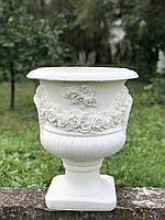 Біла садова ваза декорована трояндами для квітів та саду з білого цементу, ручної роботи, висота 41 см