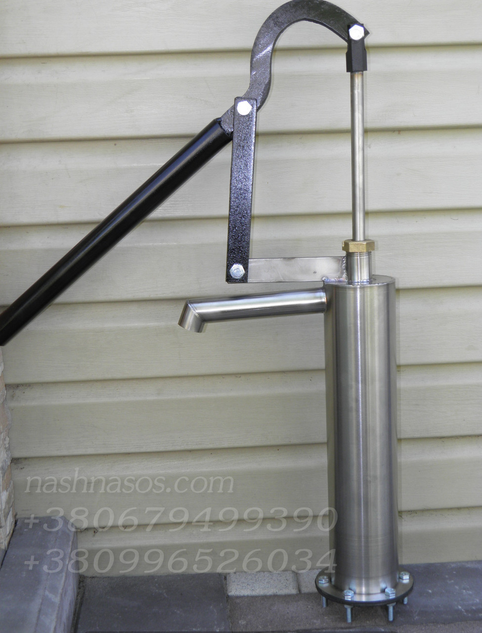 Насос для воды ручной. Скважинный ручной насос колонка с качалкой над ...