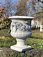 Сіра садова ваза декорована трояндами для квітів та саду з білого цементу, ручної роботи, висота 41 см